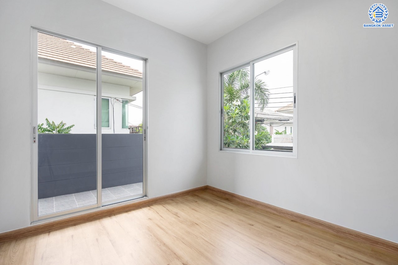 บ้านมือสองตกแต่งใหม่ ม.วิลล่าการ์เด้น3 บางกรวย-ไทรน้อย เนื้อที่ 52 ตร.ว. ฟังก์ชัน 3 ห้องนอน 3 ห้องน้ำ จอดรถได้ 2 คัน บรรยากาศเป็นส่วนตัว บนทำเลศักยภาพ ใกล้เซ็นทรัลเวสต์เกต เชื่อมต่อหลายเส้นทาง ถ.รัตนาธิเบศร์, ถ.กาญจนาภิเษก และราชพฤกษ์ และรถไฟฟ้า "สถานีบางพลู"